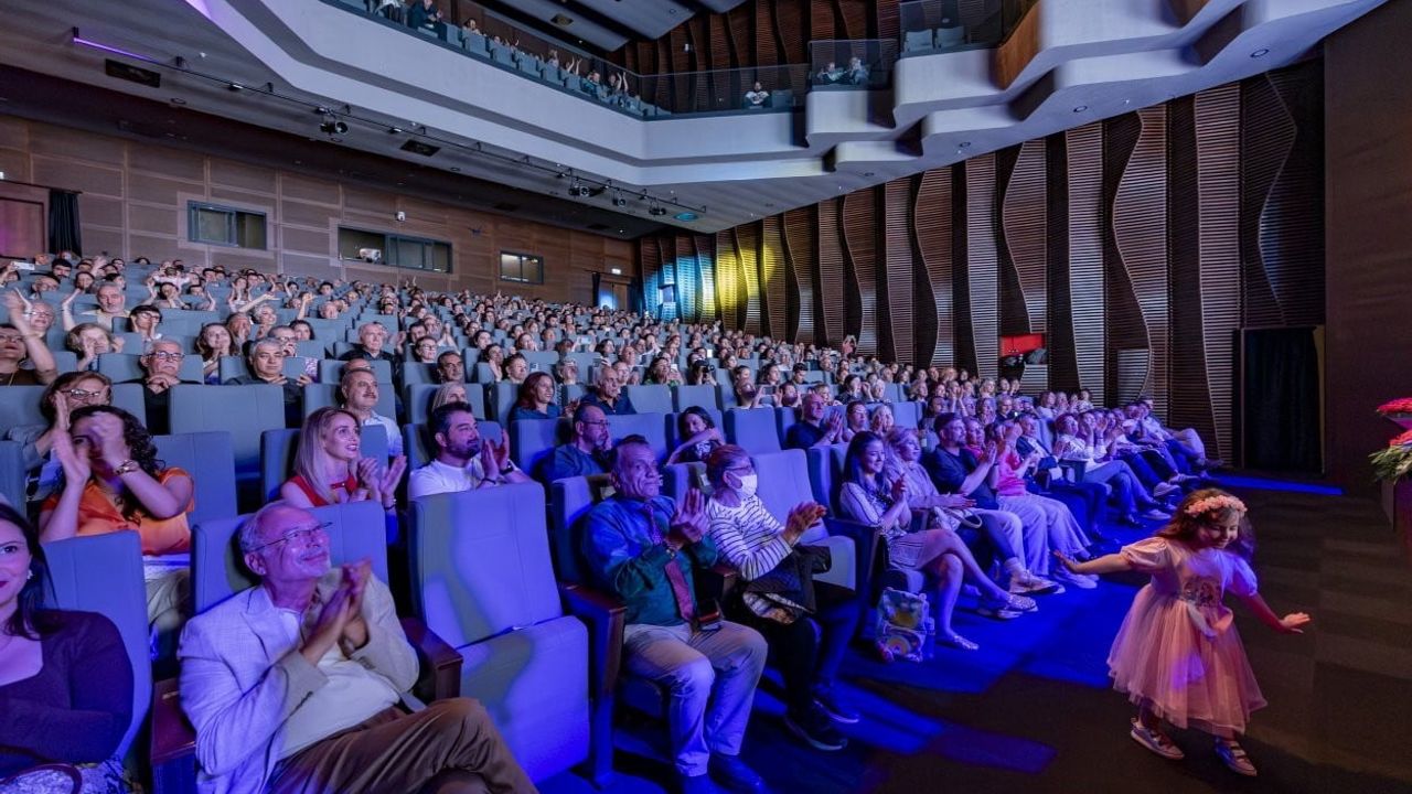 Mersin Kent Orkestrası 'Ustalara Saygı Konseri' ile Popüler Türk Müziğini Mezitli'de Yaşattı