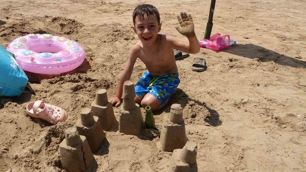 Mersin Kızkalesi'nde Kurban Bayramı tatiliyle artan plaj hareketliliği