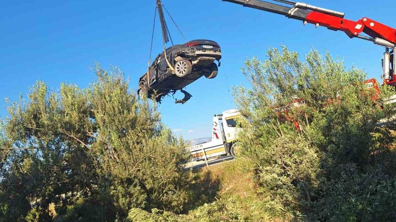 Mersin Mut'ta bariyerlere çarpan otomobil zeytin bahçesine yuvarlandı: Sürücü yaralı