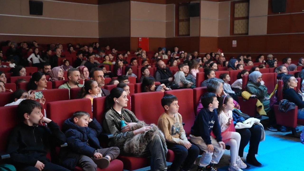 Mersin Şehir Tiyatrosu, Ordu ve Artvin turnesinde yoğun ilgiyle kültür köprüsü kurdu