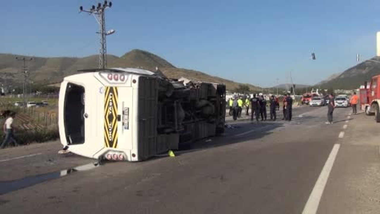 Mersin Silifke'de öğrenci servisi devrildi: 17 yaralı