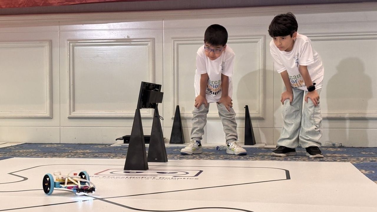 Mersinli öğrenciler MaestRobot'ta Türkiye üçüncüsü oldu