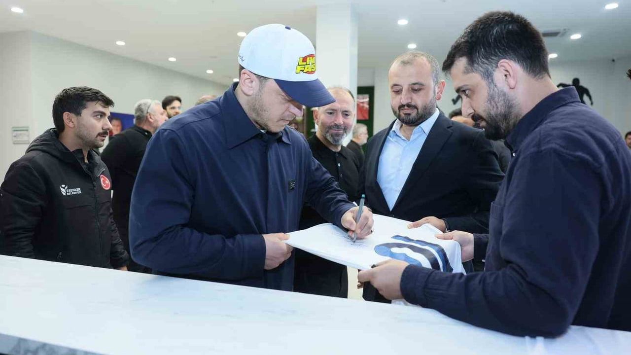 Mesut Özil Esenler'de: Futbol Gelişim Merkezi'ni Gezdi, Gençlerle Buluştu