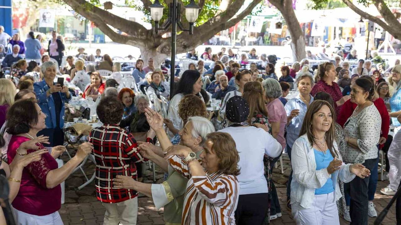 Mezitli'de Anneler Günü: Down Kafe'de Müzik, Aktiviteler ve Halaylar