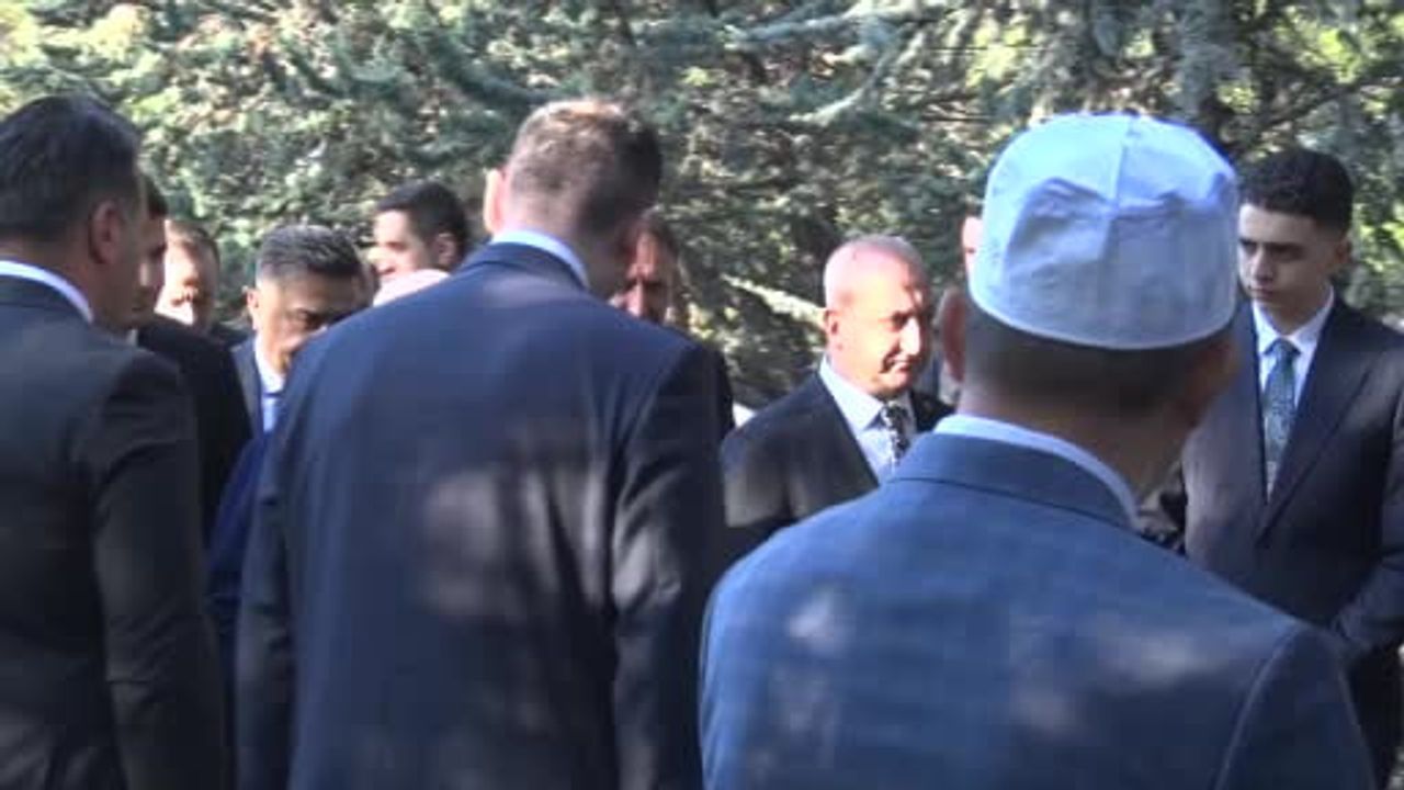 MHP Lideri Devlet Bahçeli, Bayram Namazı Sonrası Merhum Alparslan Türkeş’in Kabrini Ziyaret Etti