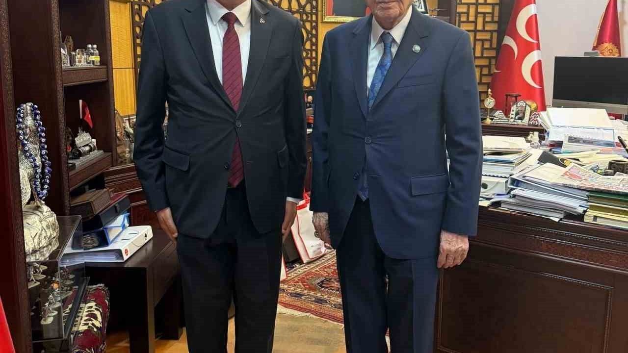MHP Samsun Heyeti, Devlet Bahçeli'yi Ziyaret Etti: İlkadım Mazbatası ve Özel Hediyeler Takdim Edildi