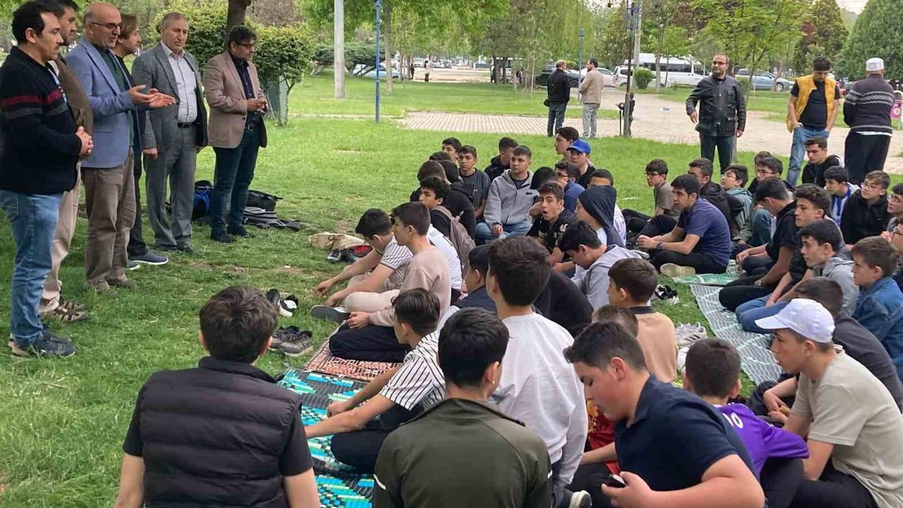 Miftah Kur’an Kursu öğrencileri Afyonkarahisar’da piknikte eğitime ara verdi