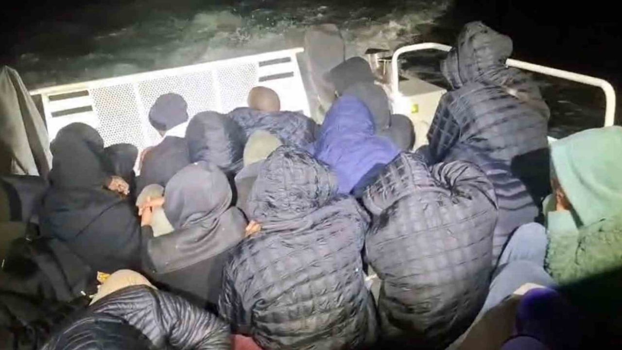 Milas açıklarında lastik botta 28 düzensiz göçmen yakalandı