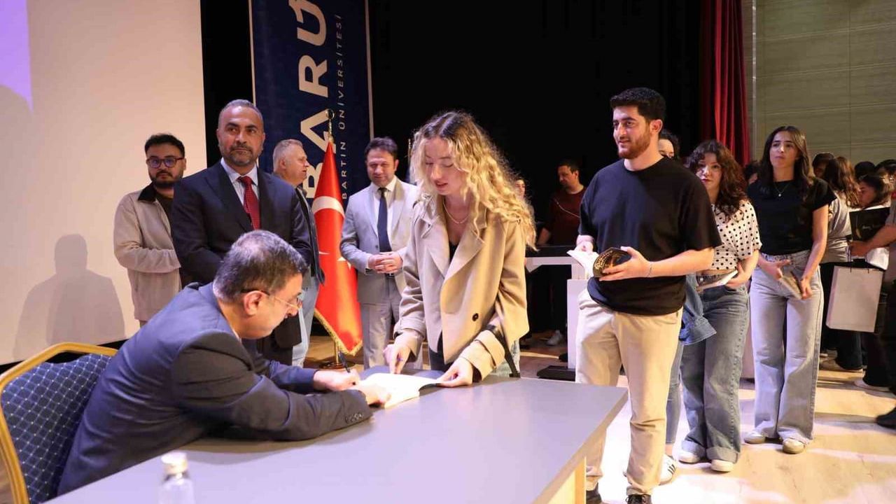 Milletvekili Serkan Bayram, BARÜ'de 'Engelleri Aşan Bir Yaşam' söyleşisinde gençlere ilham verdi