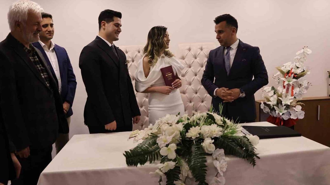 Milli Aile Haftası'nda Duygu ve Uğur'un nikâhı Aziziye'de kıyıldı