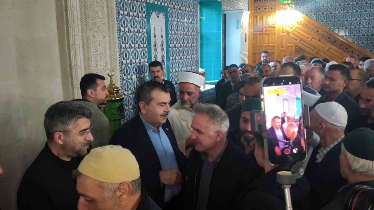 Milli Eğitim Bakanı Yusuf Tekin, Uzundere Çarşı Camii'nde bayram namazı kıldı