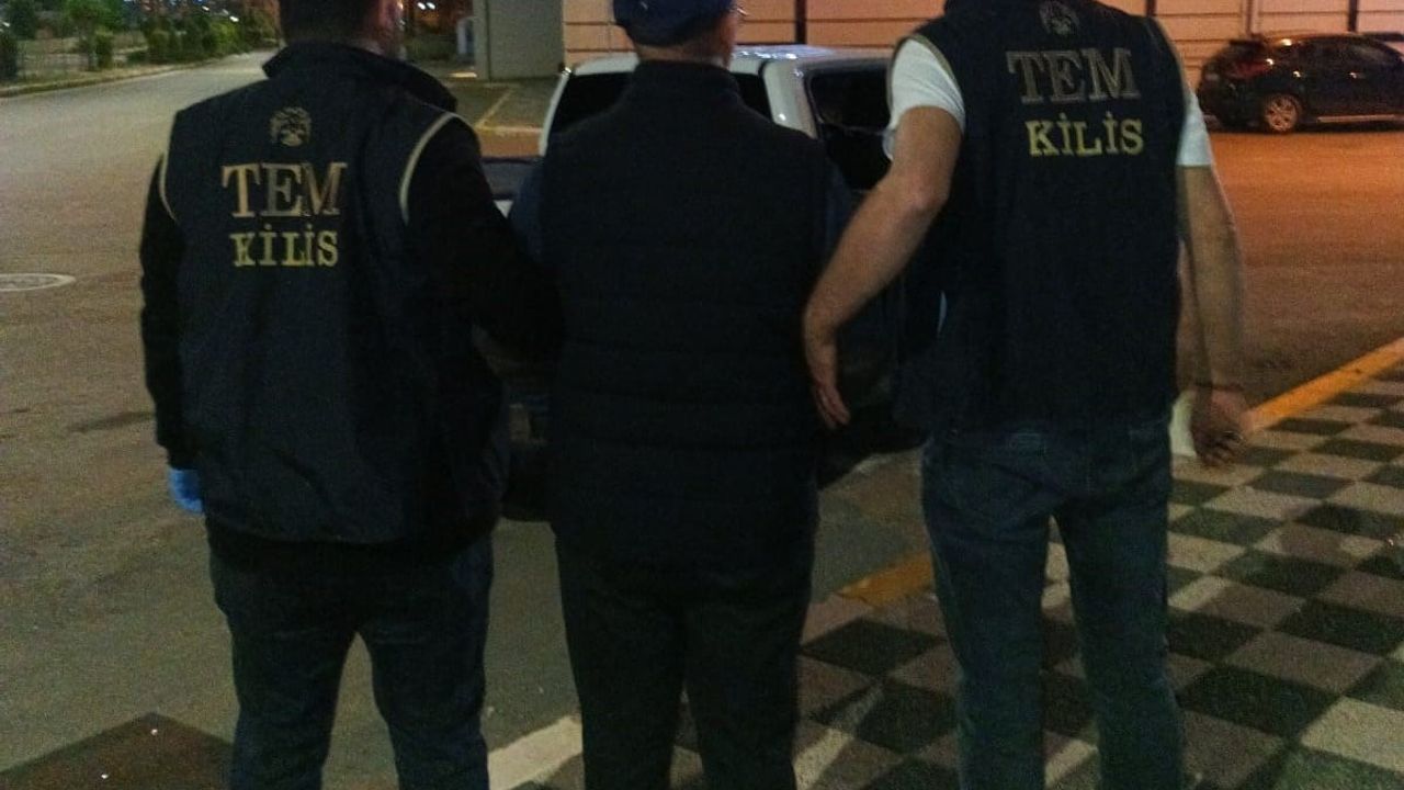 MİT ve Kilis Emniyeti ortak operasyonla 9 yıldır firari FETÖ/PDY şüphelisi K.Ç.'yi yakaladı