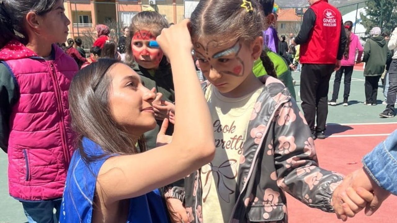 MTÜ Doğa Sporları Topluluğu 'Merkezim Her Yerde' projesiyle Doğanyol'da ortaokul öğrencileriyle buluştu