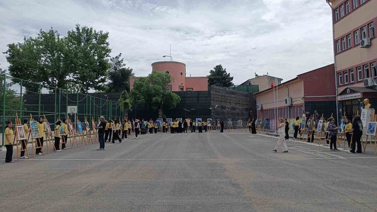 Muazzez Sümer Kız Mesleki ve Teknik Anadolu Lisesi'nde yıl sonu sergisi: 28 öğrenci, 44 tablo
