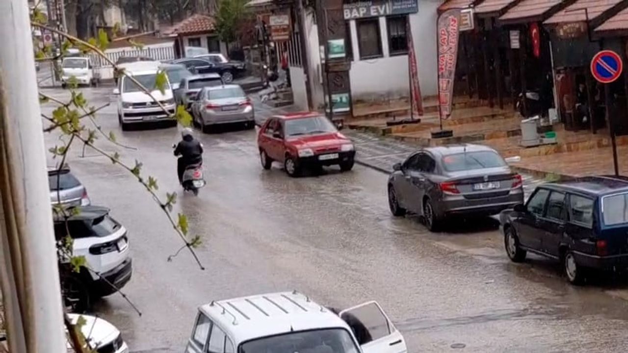 Mudurnu'da akşam sağanağı: sıcaklık yaklaşık 10 derece düştü, vatandaşlar tedbirli