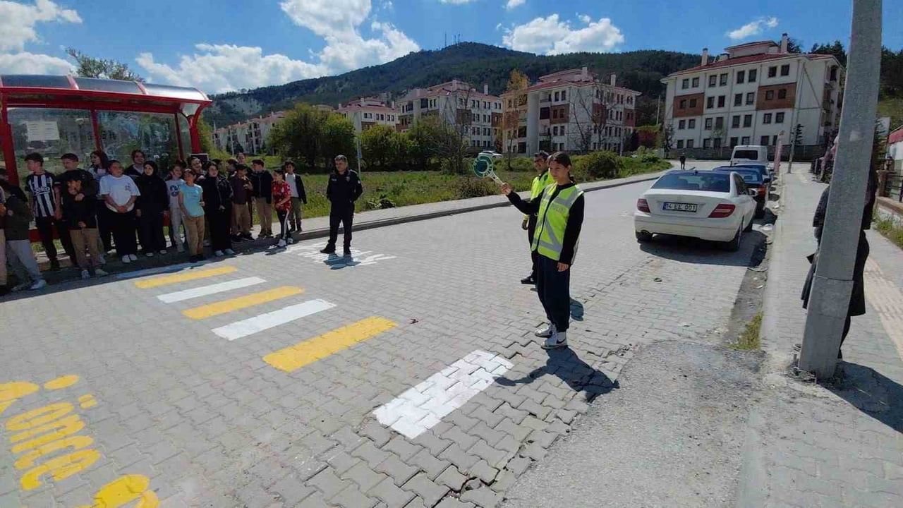 Mudurnu'da öğrenciler yaya geçidi kullanımı konusunda uygulamalı eğitim aldı
