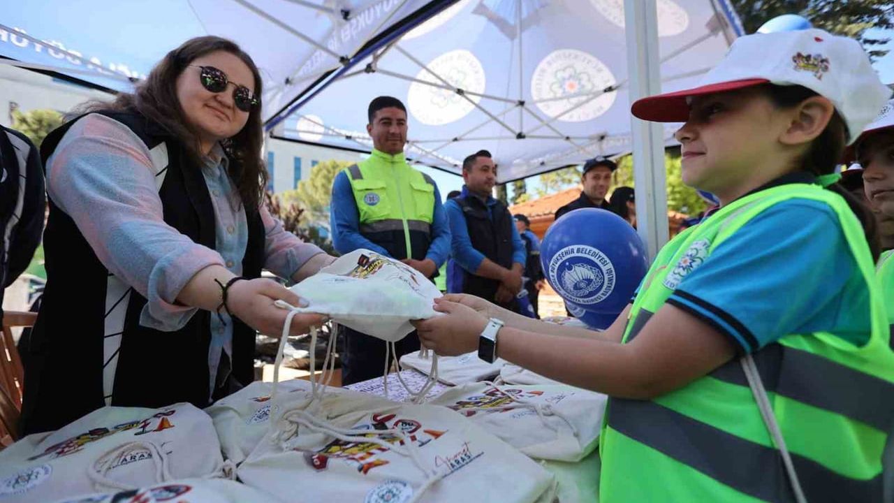 Muğla Büyükşehir’den Trafik ve İlk Yardım Haftası'nda Bilinçlendirme Standı