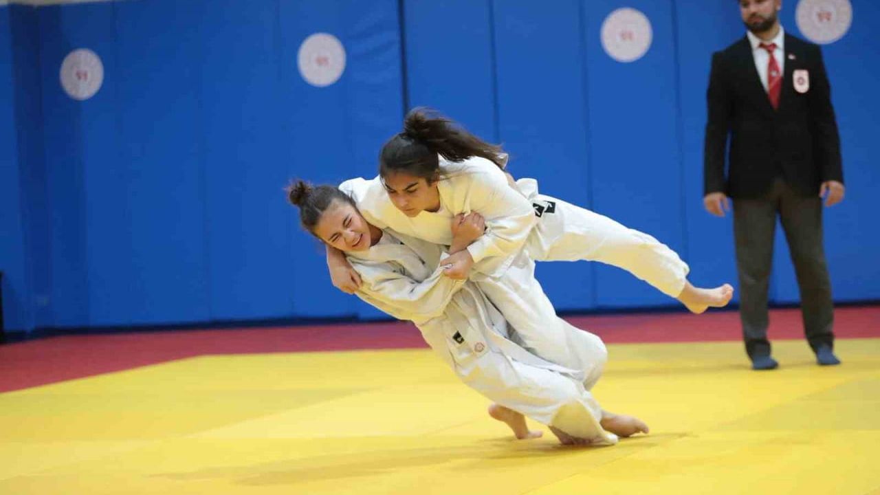 Muğla'da 'Gençlik Yılı' kapsamında Küçükler Judo İl Birinciliği Menteşe Spor Salonu'nda düzenlendi