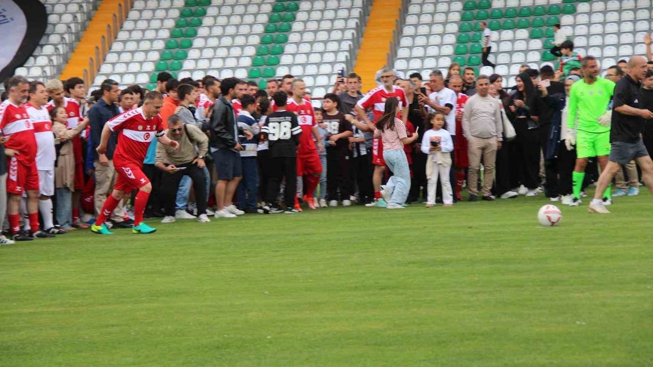 Muğla'da Şöhretler ve Gençler Karması Futbol Müsabakası 19 Mayıs Coşkusunu Taçlandırdı