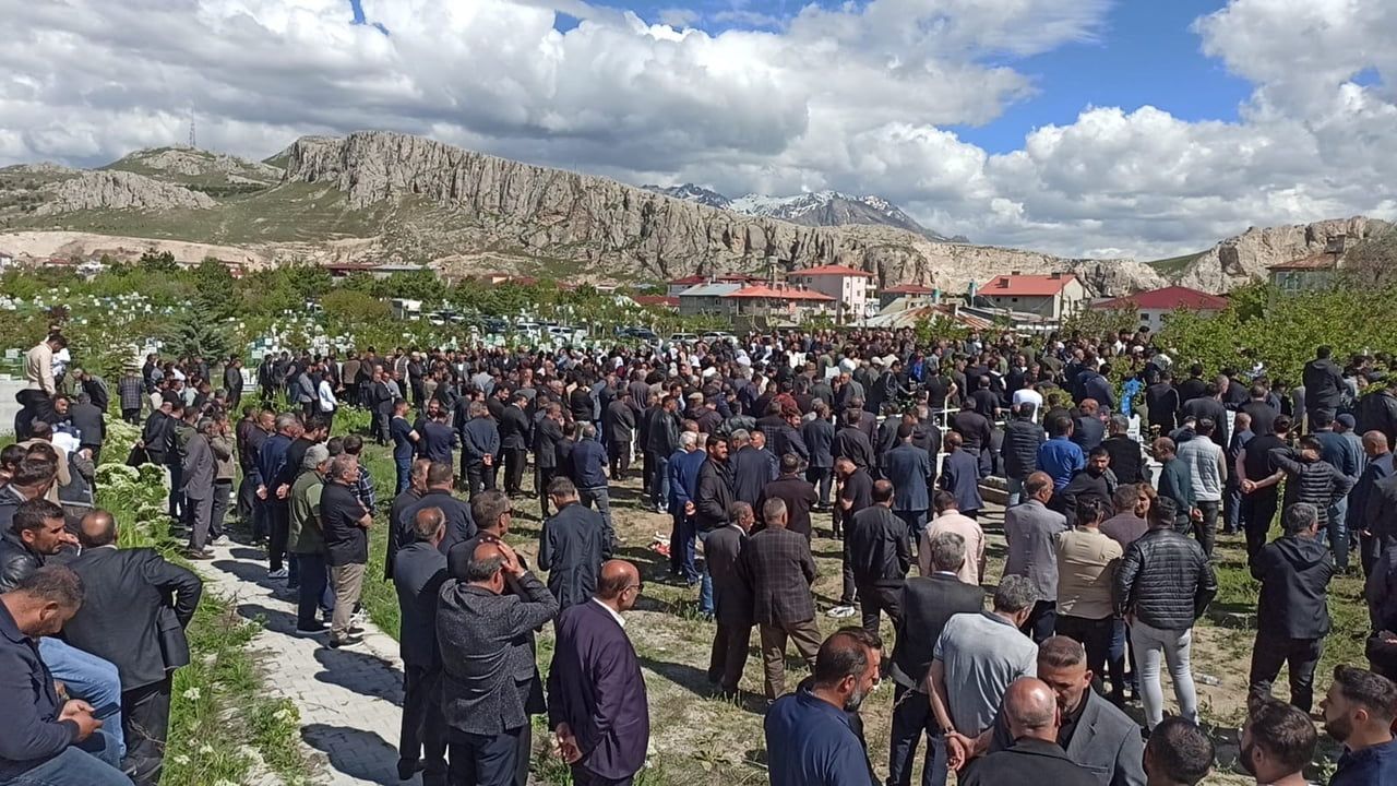 Muğla'daki iş kazasında yaşamını yitiren 21 yaşındaki Resul Karataş Van'da toprağa verildi