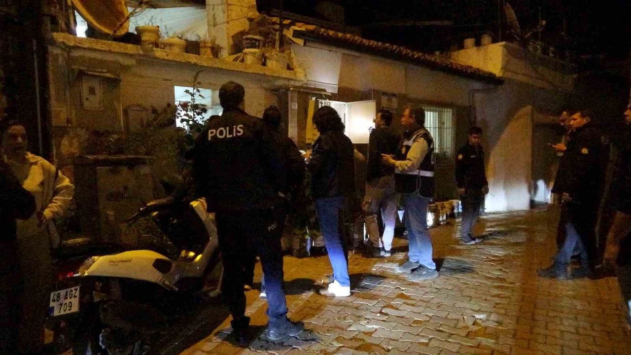 Muğla Menteşe'de müstakil evde patlama: 3 genç yaralandı, bahçe duvarı yıkıldı
