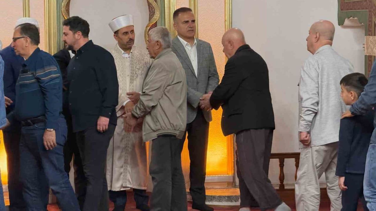 Muğla Valisi Dr. İdris Akbıyık, Menteşe Kurşunlu Camii'nde Vatandaşlarla Bayramlaştı