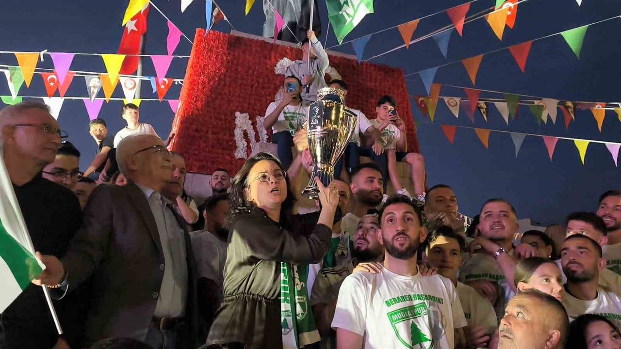 Muğlaspor, Trendyol 1. Lig yükselişinin ardından Cumhuriyet Meydanı'nda coşkuyla karşılandı