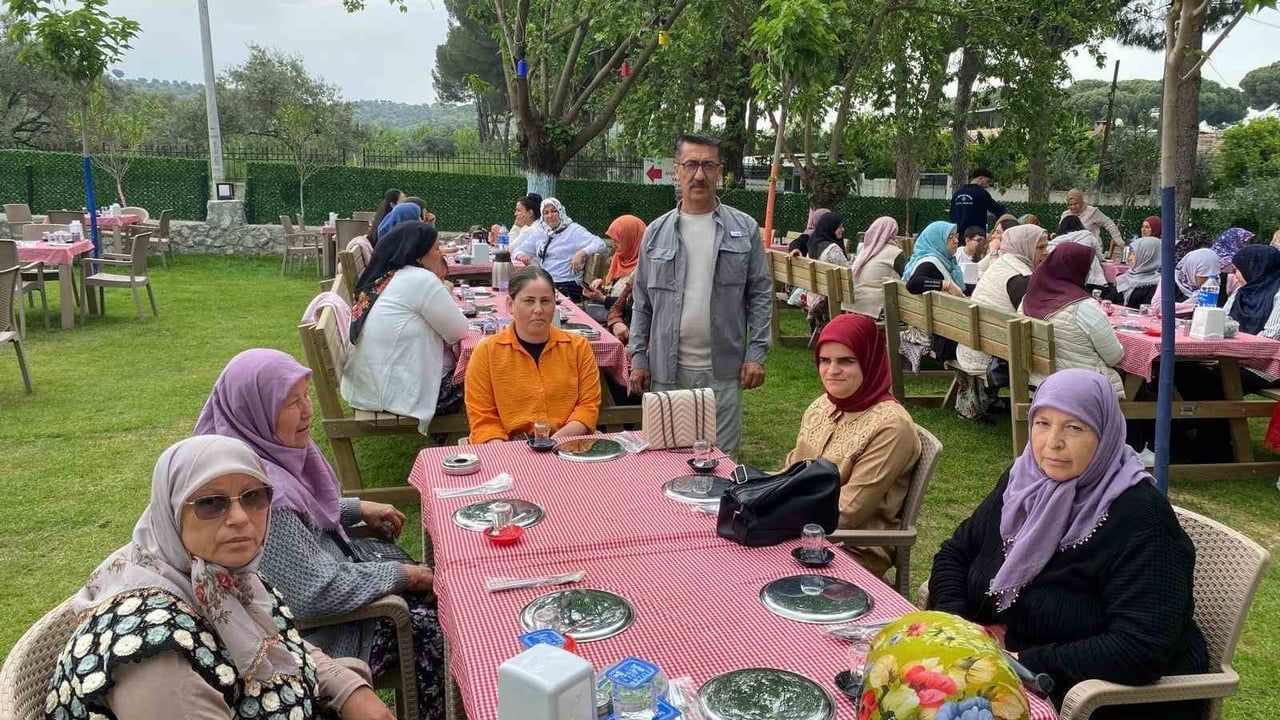Muhtar Bülent Yavuz Meşeli Mahalle annelerini Anneler Günü'nde kahvaltıda buluşturdu