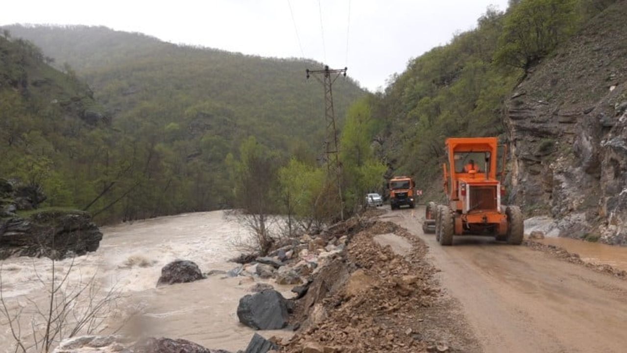 Munzur taşkını sonrası 62-25 Karayolu iki günlük çalışmayla yeniden ulaşıma açıldı
