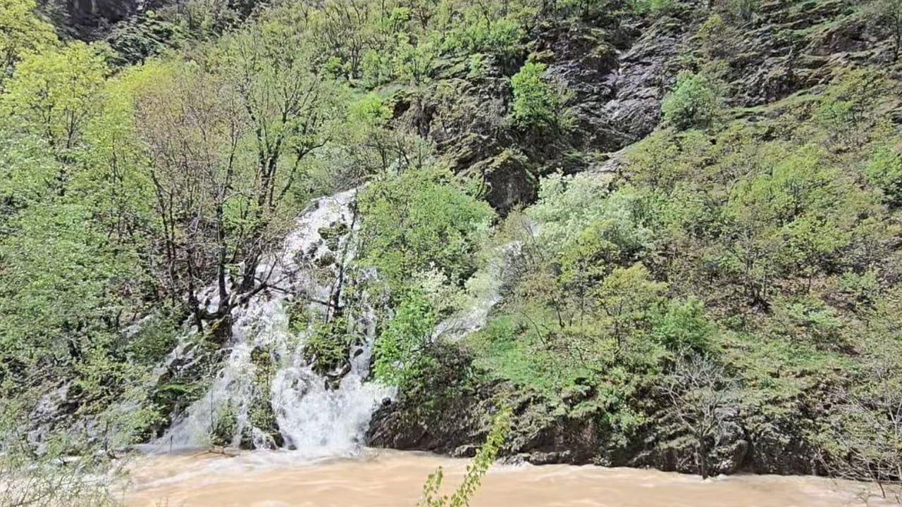 Munzur Vadisi'nde eriyen karlar doğal şelaleler oluşturdu