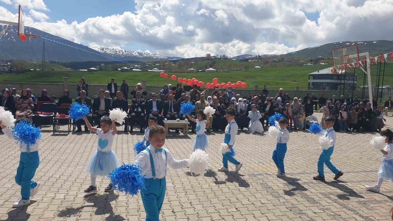 Muradiye'de Topuzarpa İlk ve Ortaokulu'nda Bahar Şenliği gerçekleşti