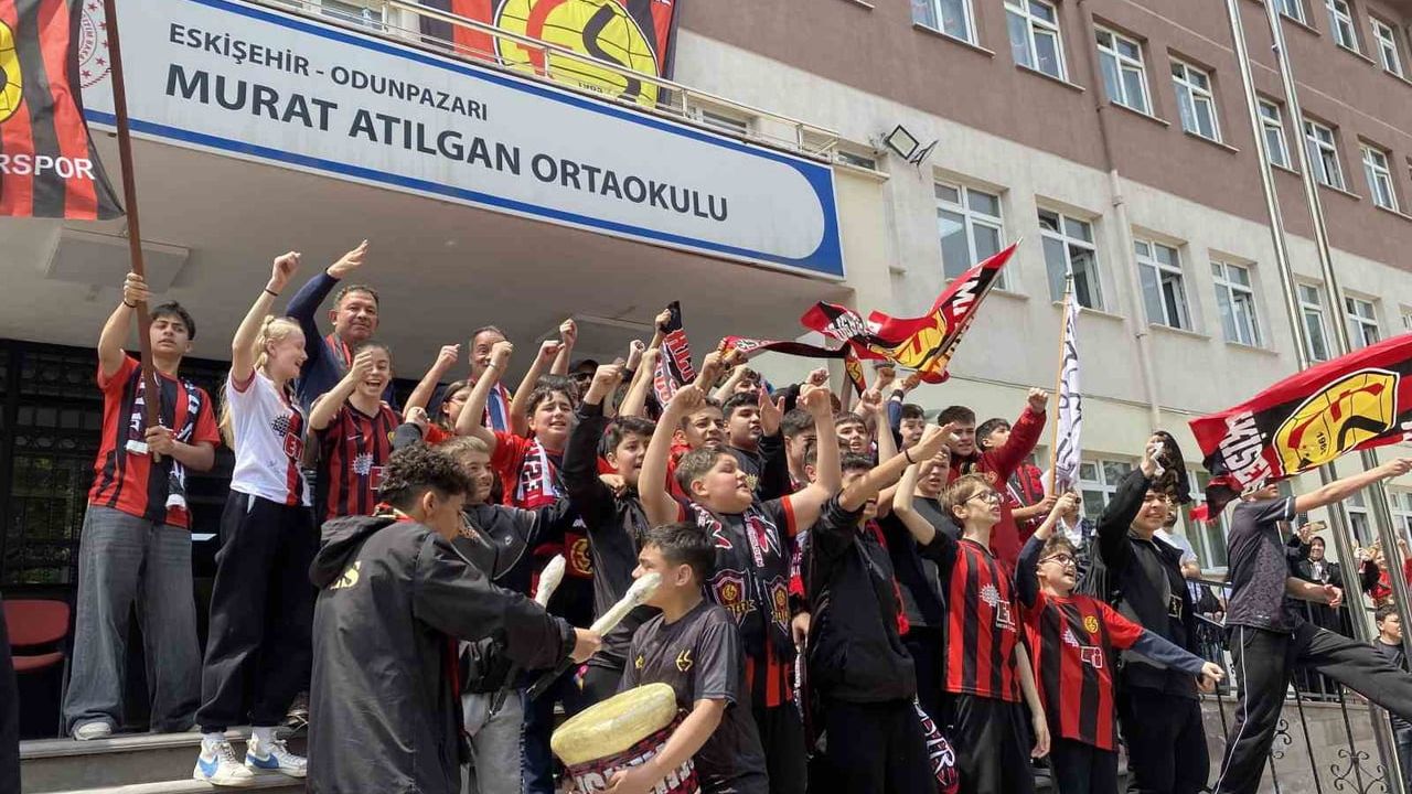 Murat Atılgan Ortaokulu Öğrencilerinden Eskişehirspor'a Coşkulu Destek
