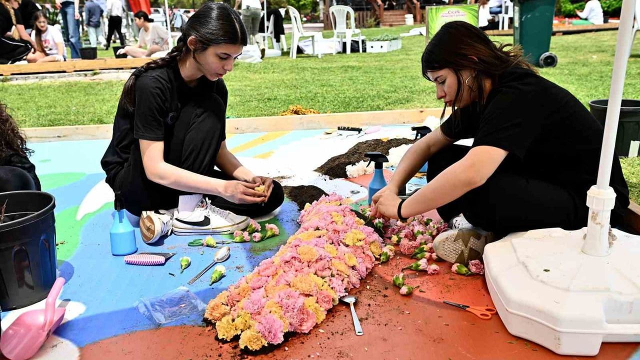 Muratpaşa'da 130 bin çiçekle Çiçek Desenleri Günleri başladı