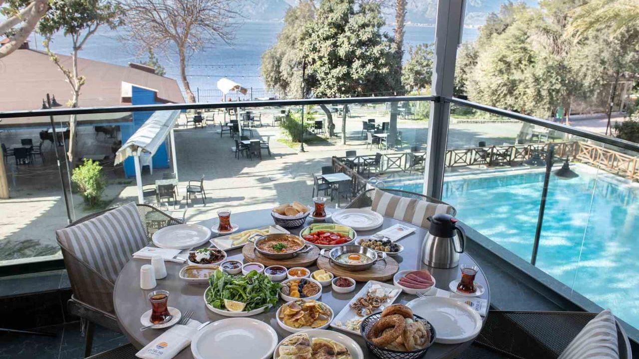 Muratpaşa’nın plajları bayram süresince açık; kafe ve restoranlar ikinci günden itibaren hizmette