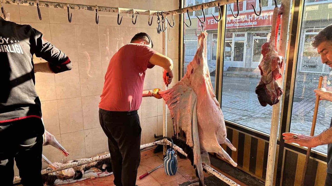 Muş Hasköy'de kurban kesimleri bayram namazının ardından başladı
