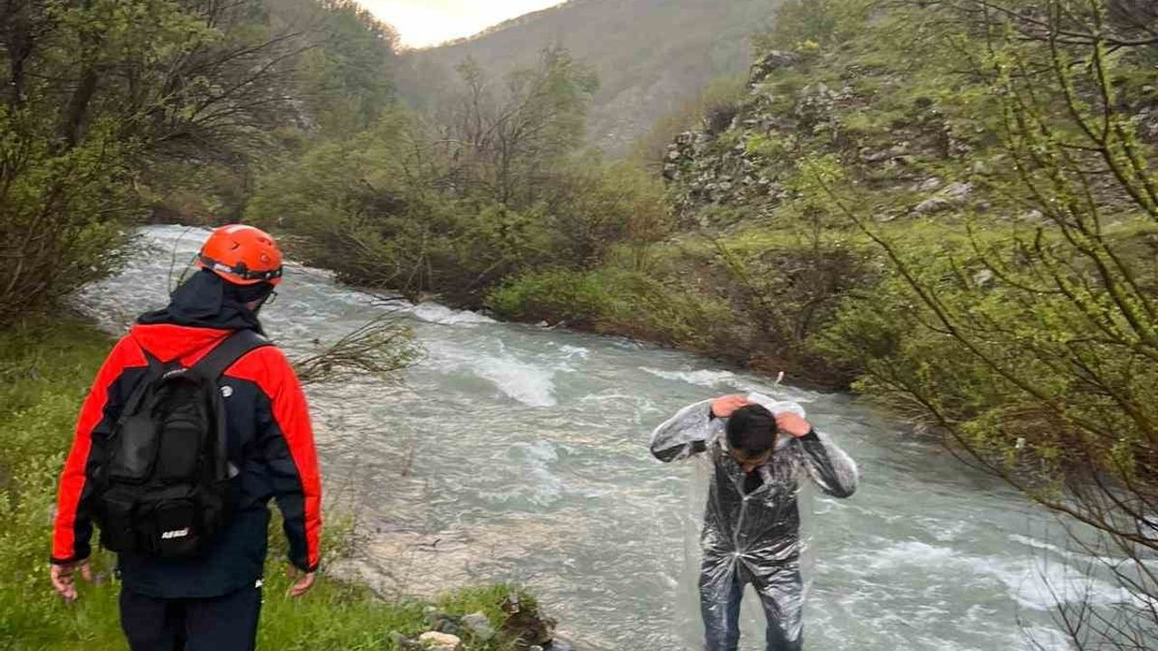 Muş'ta köprüden düşen kadın çaya kapıldı; AFAD ve jandarma arama başlattı