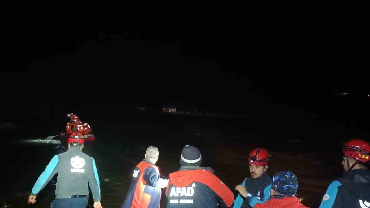 Mustafakemalpaşa'da baraj kapaklarının açılmasıyla derede 4 kişi mahsur kaldı; AFAD kurtardı