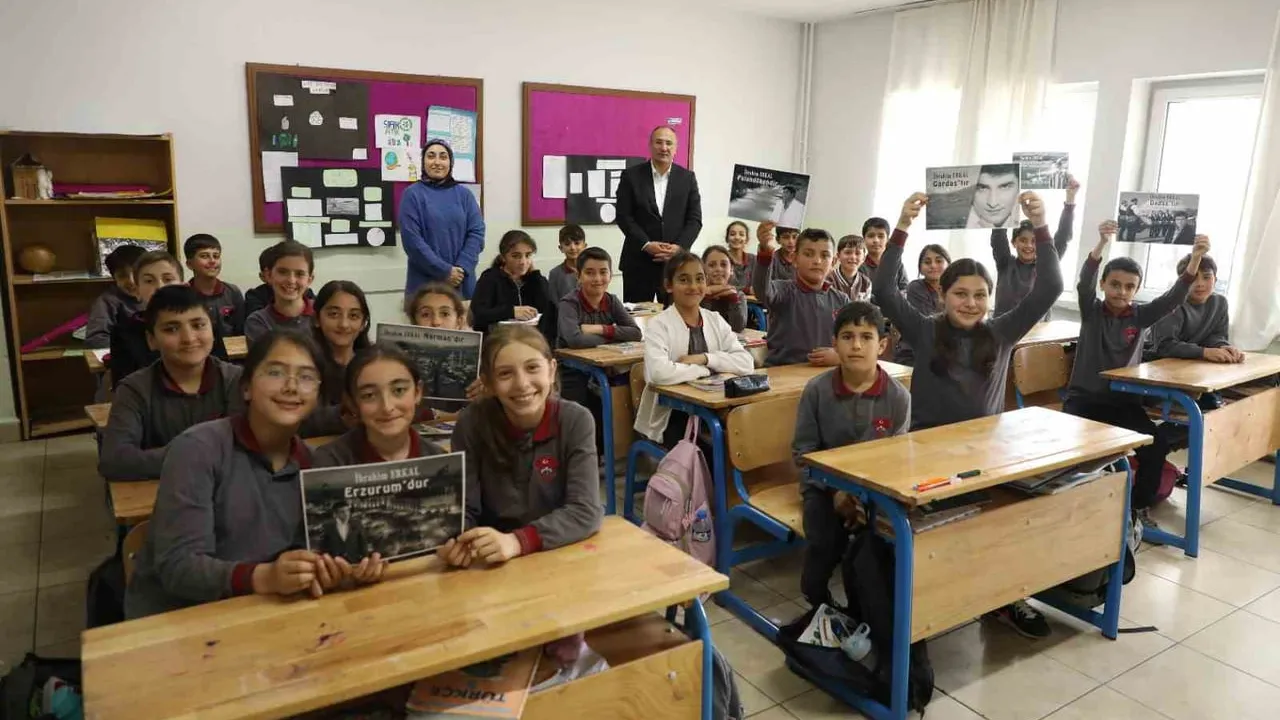 Narman İlçe Milli Eğitim Müdürlüğü'nden İbrahim Erkal'e vefa: Öğrencilerden belgesel anma