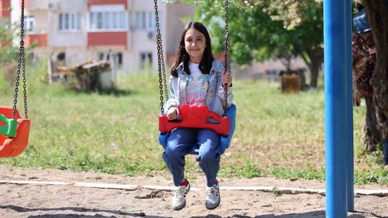 Nazilli'de 11 yaşındaki Simay'ın talebiyle Pınarbaşı Mahallesi oyun parkı yenilendi