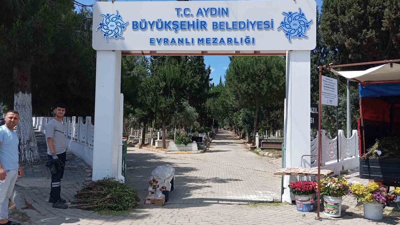 Nazilli'de arefe günü mezarlık ziyaretleri yoğunlaştı, belediye çalışmalarına övgü