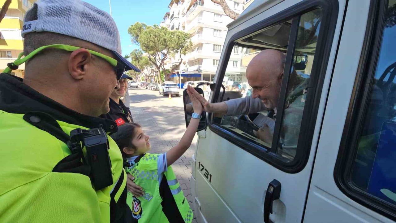 Nazilli'de minik trafik polisleri emniyet kemeri takan sürücülere teşekkür etti
