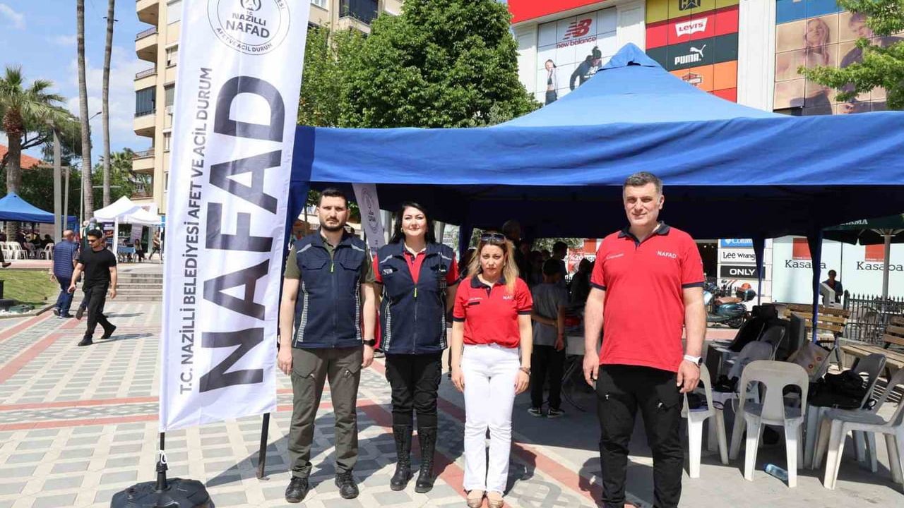 Nazilli'de NAFAD'ın İlk Yardım Standı Cumhuriyet Meydanı'nda İlgi Çekti
