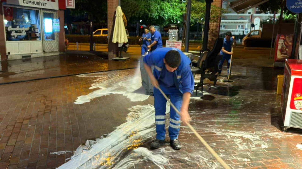 Nazilli Uzun Çarşı, Aydın Büyükşehir’in temizlik ve yenileme çalışmalarıyla yenilendi
