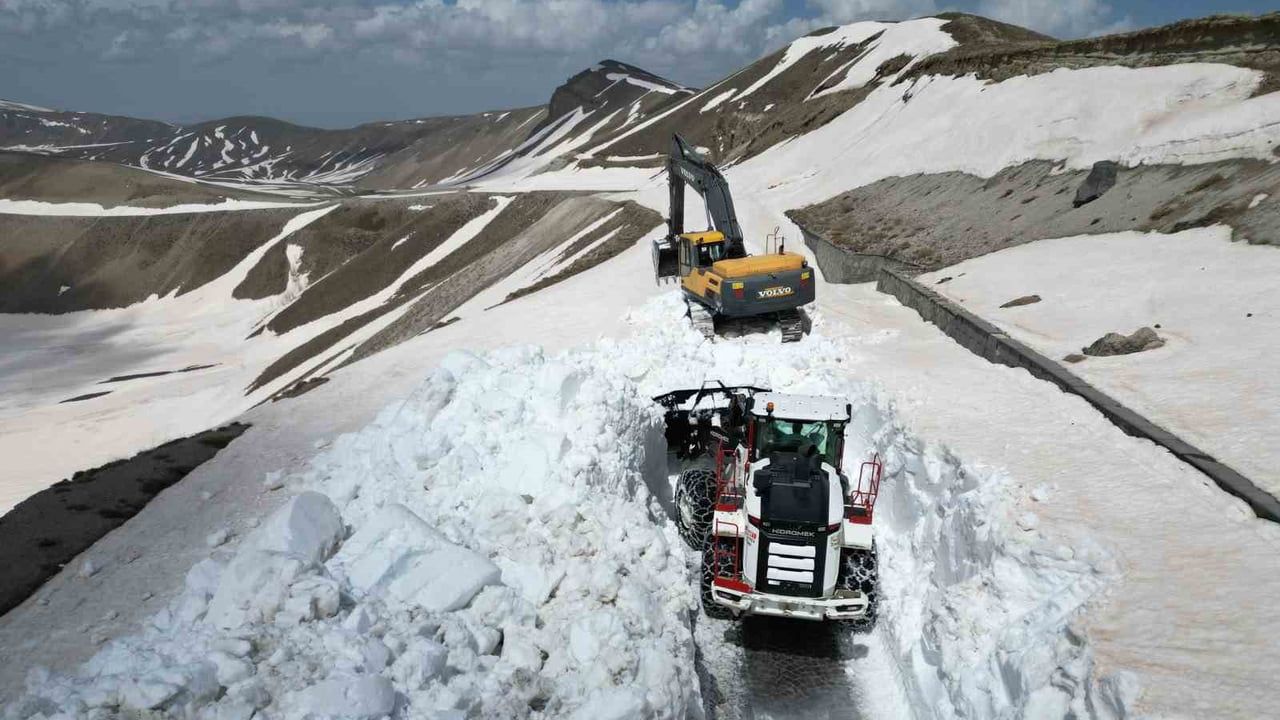 Nemrut Kalderası yolunda kar temizliği tamamlandı: 10 metreyi bulan kar duvarları aşıldı