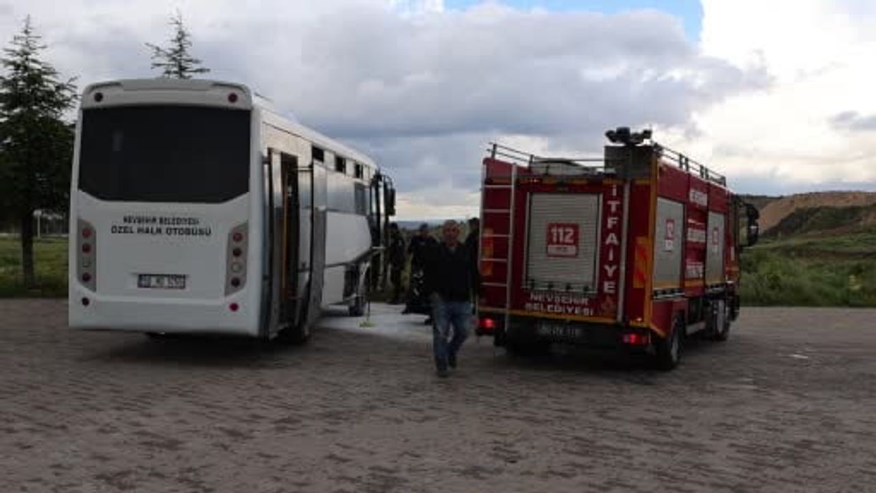 Nevşehir'de park halindeki halk otobüsünde çıkan yangın sürücüler tarafından söndürüldü