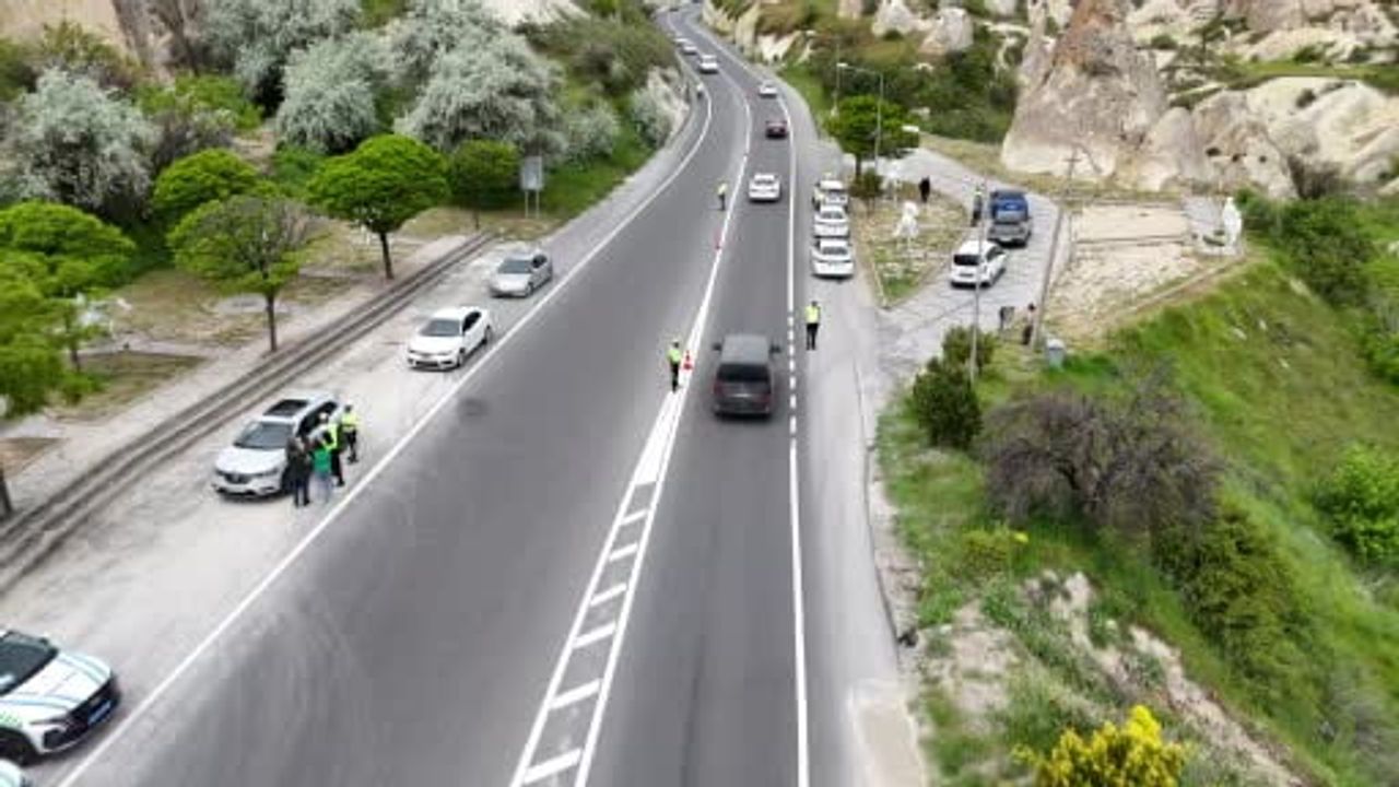 Nevşehir'de polislerin bayram jesti: sürücülere çikolata ve kolonya ikramı