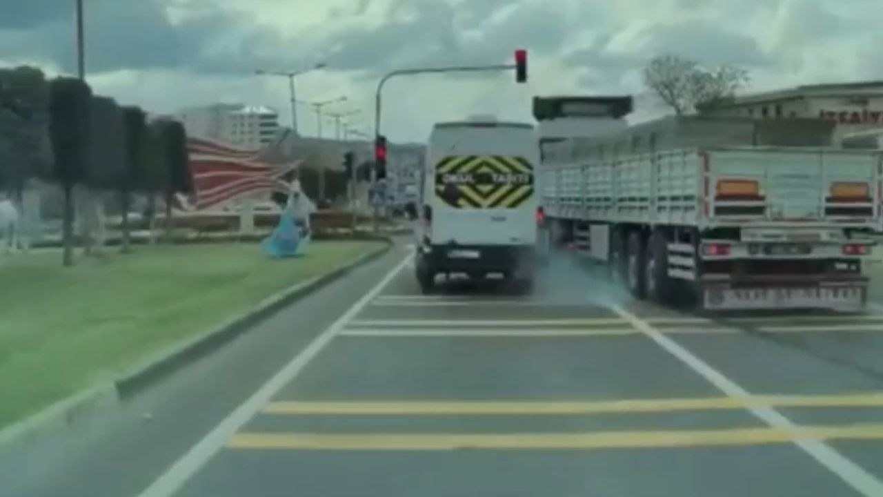 Nevşehir'de tırın ani şerit değişikliği iki öğrenci servisinin tehlikeli yakın geçişine neden oldu