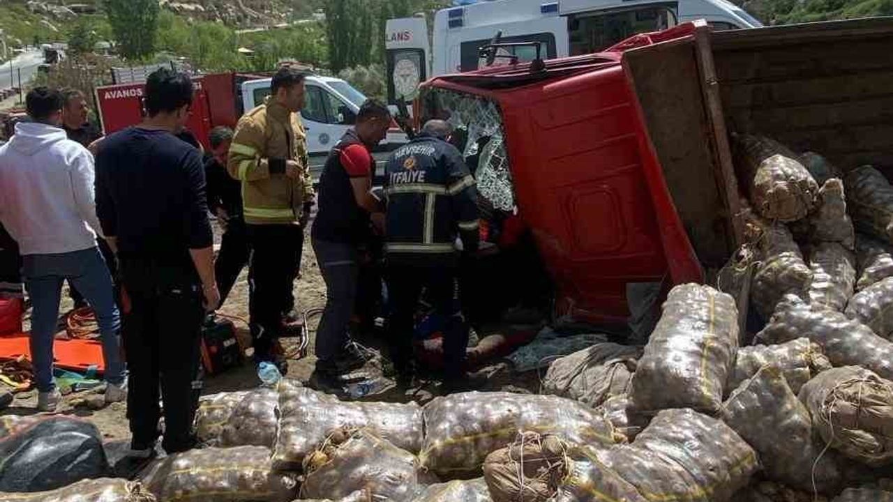 Nevşehir'de yokuştan inen kamyon yol kenarına devrildi: 2 yaralı
