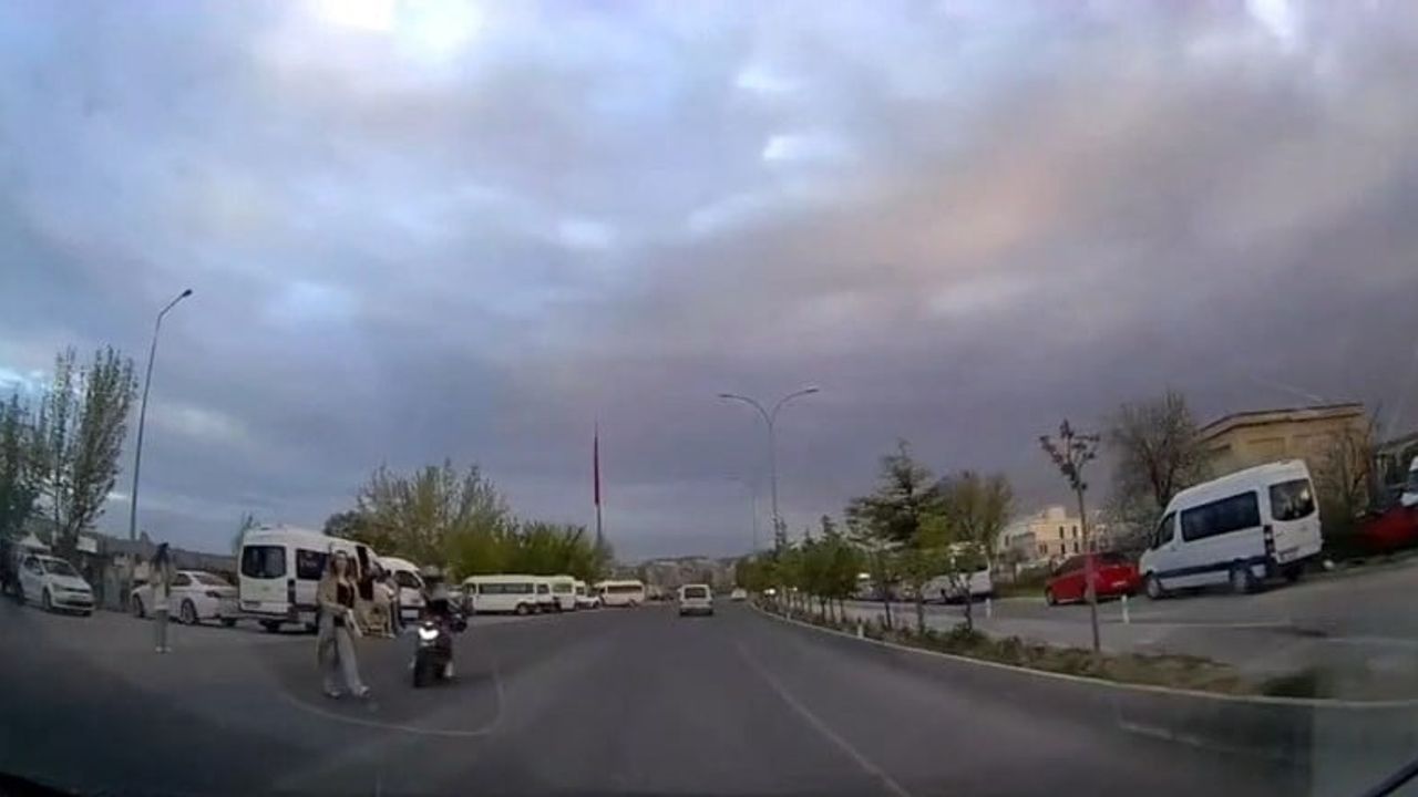 Nevşehir Göreme'de motosikletin yaya çarpması: 2 yaralı, sürücü otomobilin altına girmekten son anda kurtuldu