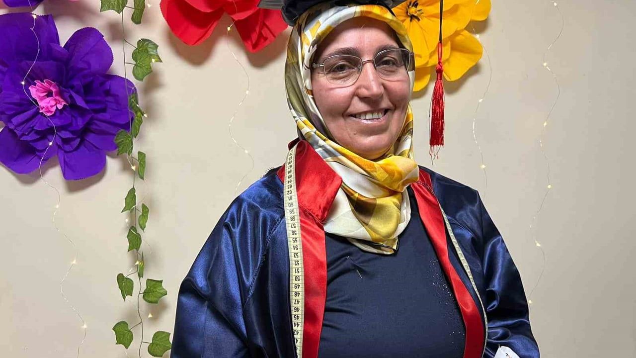 Nevşehir Halk Eğitimi Merkezi'nde temsili mezuniyet: Kadın kursiyerler cübbe giyip kep attı